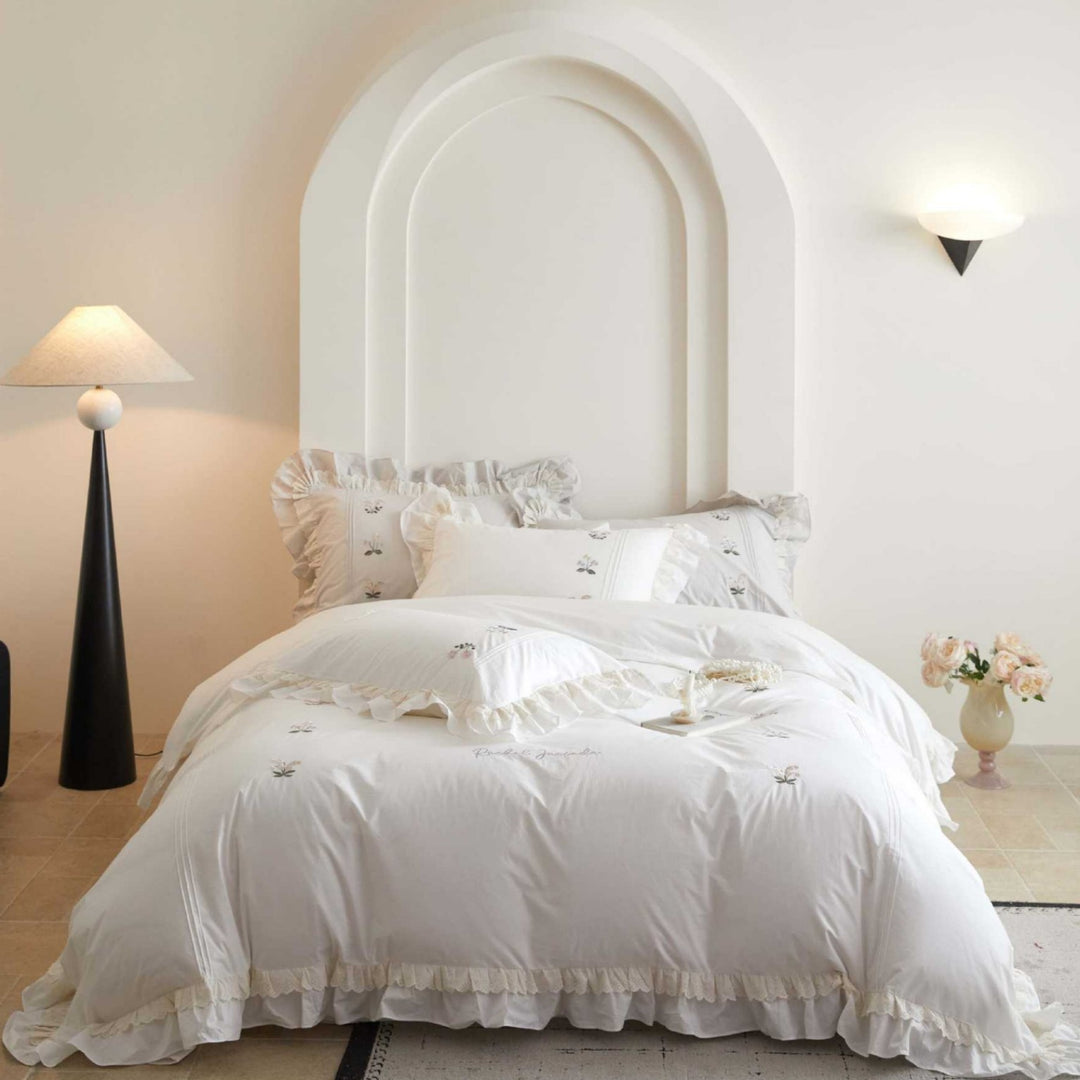 Bettwäsche-Set aus feinem Baumwoll-Sateen mit zarter Blumenstickerei, doppeltem Rüschenvolant und Spitzenbordüre