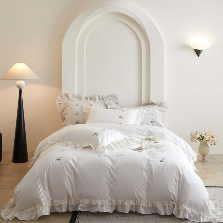 Bettwäsche-Set aus feinem Baumwoll-Sateen mit zarter Blumenstickerei, doppeltem Rüschenvolant und Spitzenbordüre