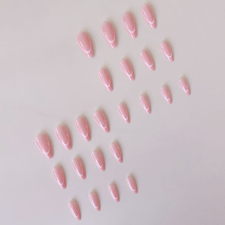 Luxuriöses Kunstnagelset mit elegantem French Design Karnz