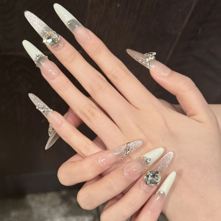 Glitzernde mit Kristallen verzierte Press-On Nägel