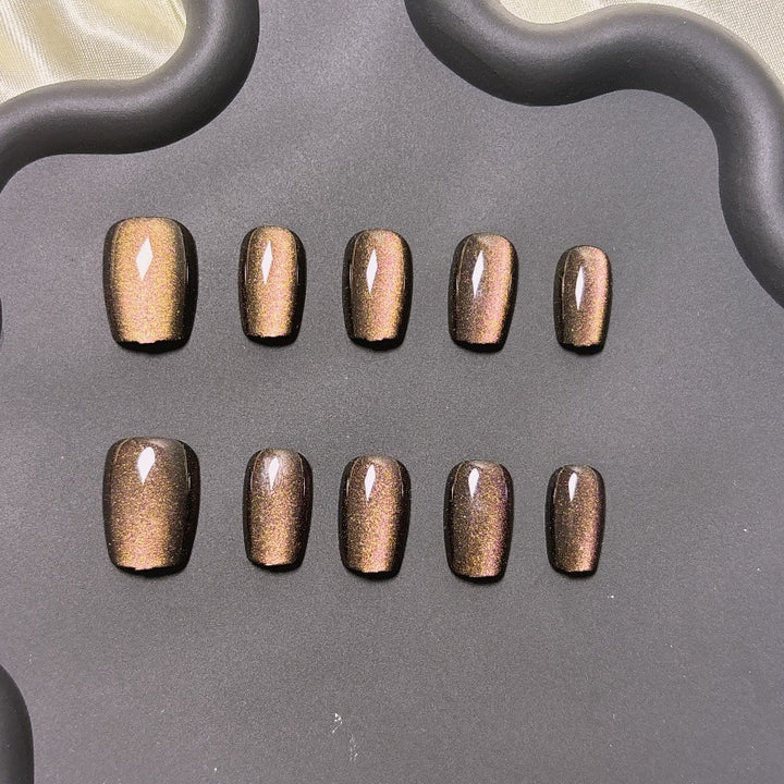 Kunstnägel mit schimmerndem Metallic-Finish Karnz