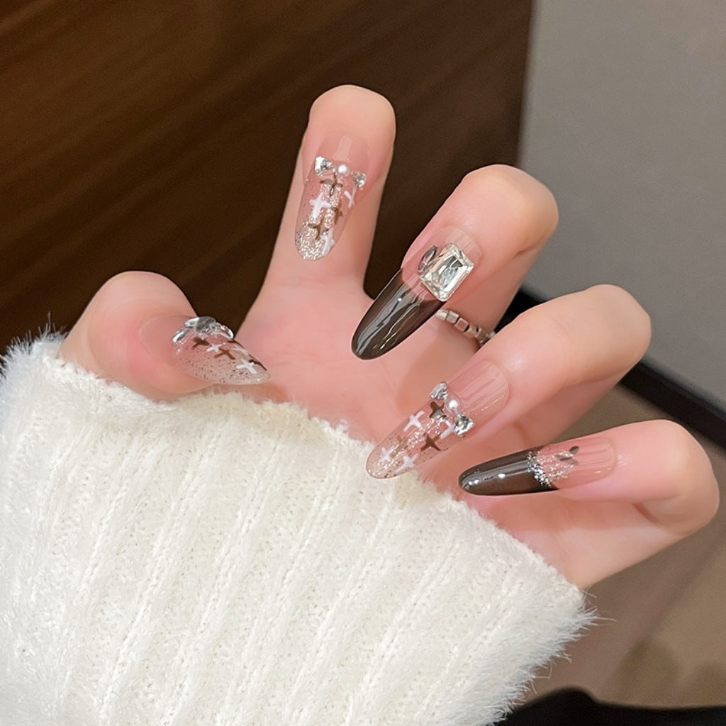 Künstlerische Stiletto Press-On Nagelkunst mit schimmernden Akzenten Karnz