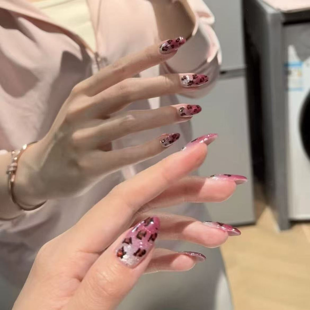 Glamouröse Gel-Nagelkunstverlängerungen Karnz