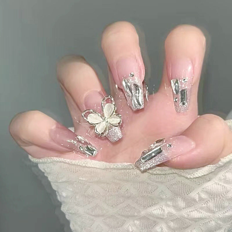 Kunstnagelset mit eleganten Glitzerverzierungen und schimmernden Akzenten Karnz