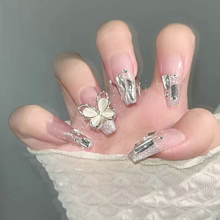 Kunstnagelset mit eleganten Glitzerverzierungen und schimmernden Akzenten Karnz