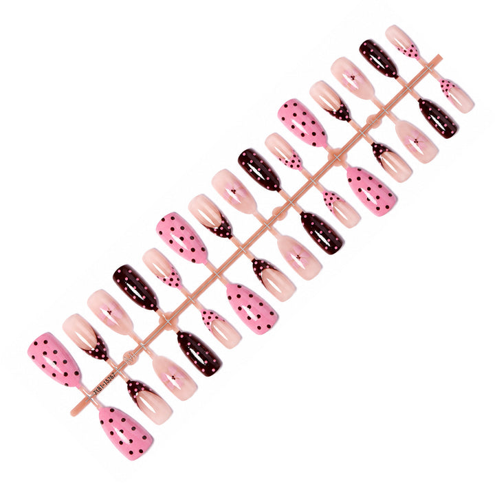 Kunstnagelset mit verspielten Punkten und floralen Akzenten Karnz