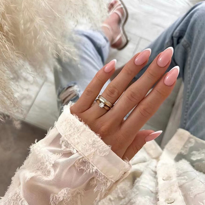 Elegante und glänzende Nagelverlängerungen Karnz