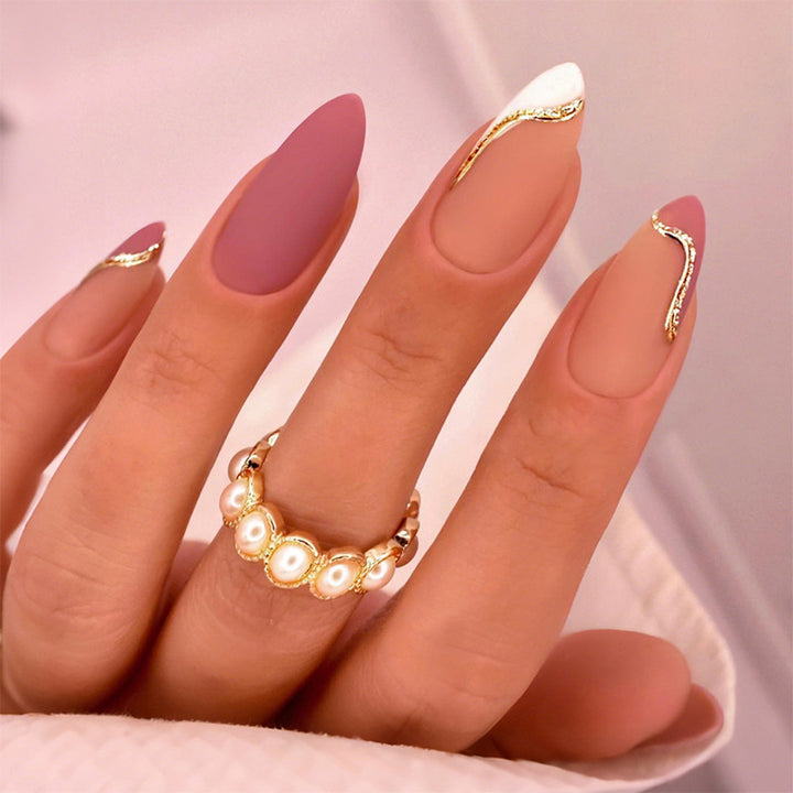 Stylisches Press-On Nagelkunst-Set mit eleganten goldenen Akzenten Karnz