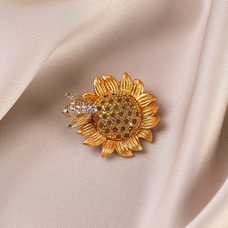 Elegante Sonnenblumenbrosche mit Kristallen Karnz