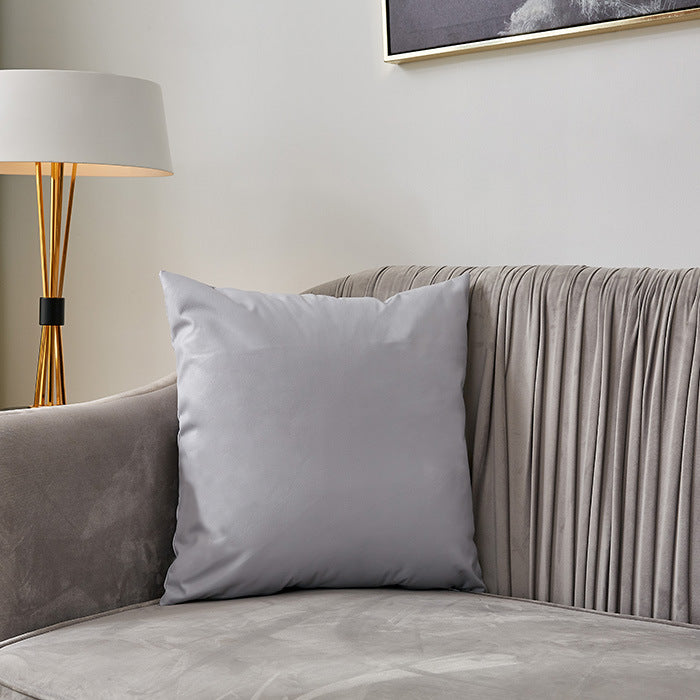 Quadratischer Premium-Kissenbezug aus veganem Nappaleder mit Soft‑Touch Oberfläche Karnz
