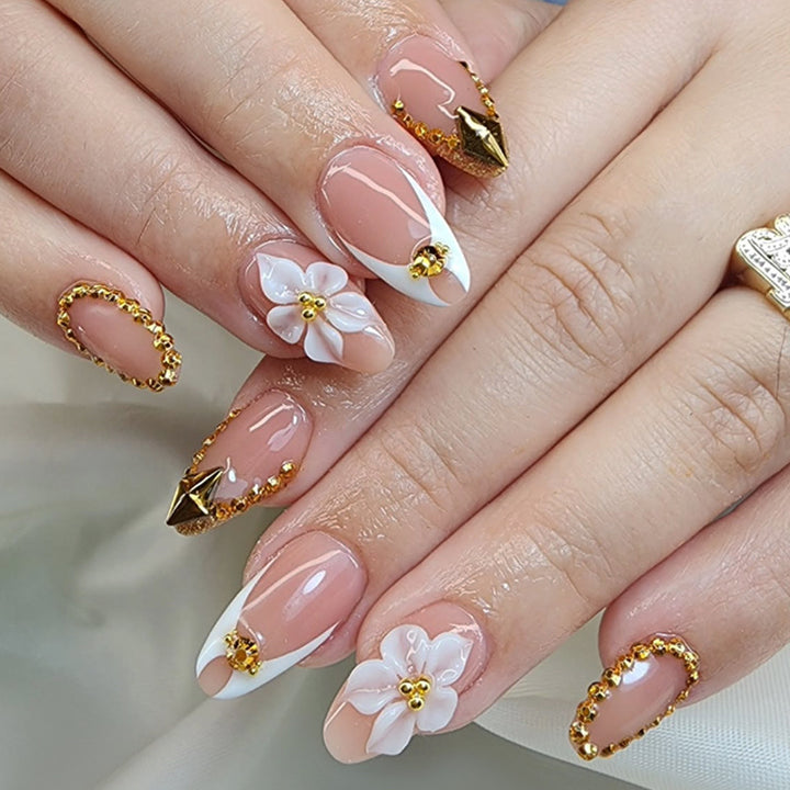 Kunstnagelset mit eleganten Blüten- und Goldakzenten Karnz