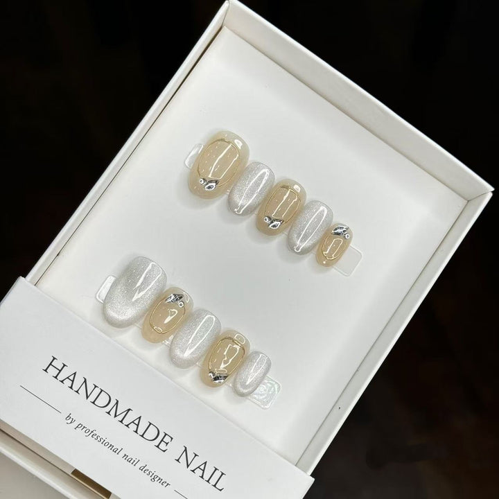 Handgemachtes Press-On Nagelkunstset mit eleganten Akzenten