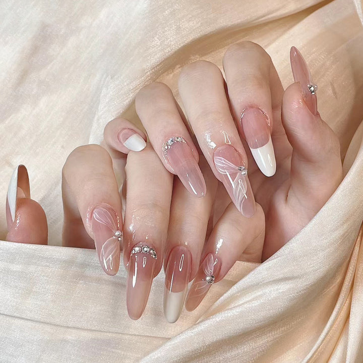Elegante lange Stiletto-Presse-Nägel mit floralem und Schmuckakzenten Karnz