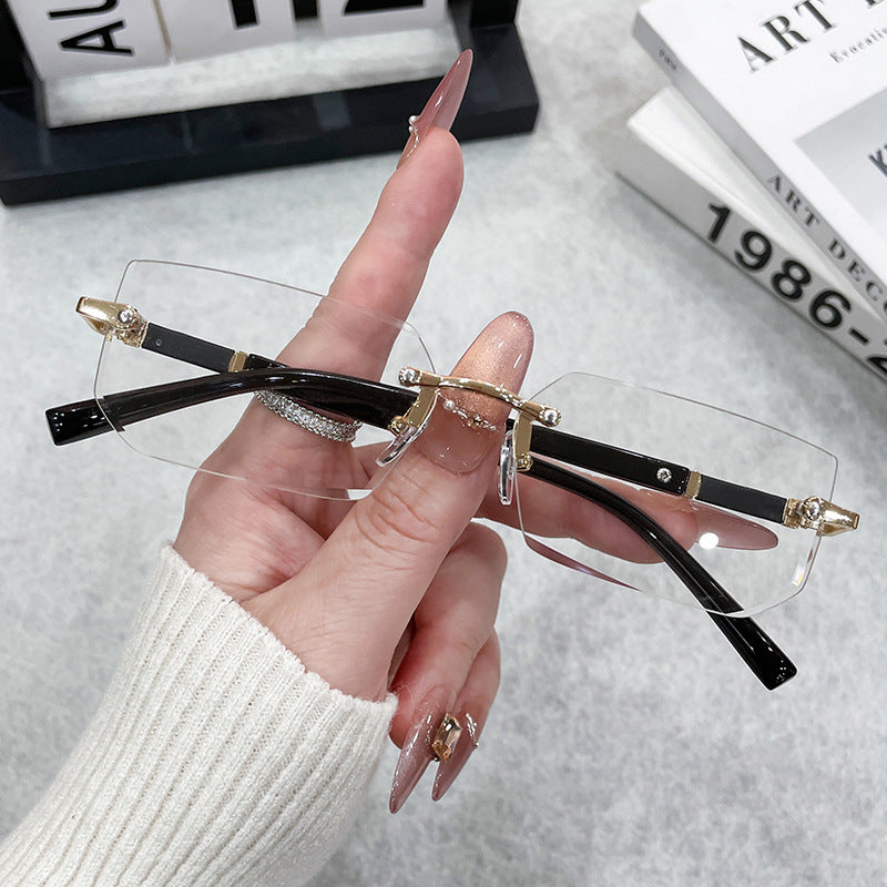 Damen stilvolle Designer-Brille mit multifunktionalen Gläsern Karnz