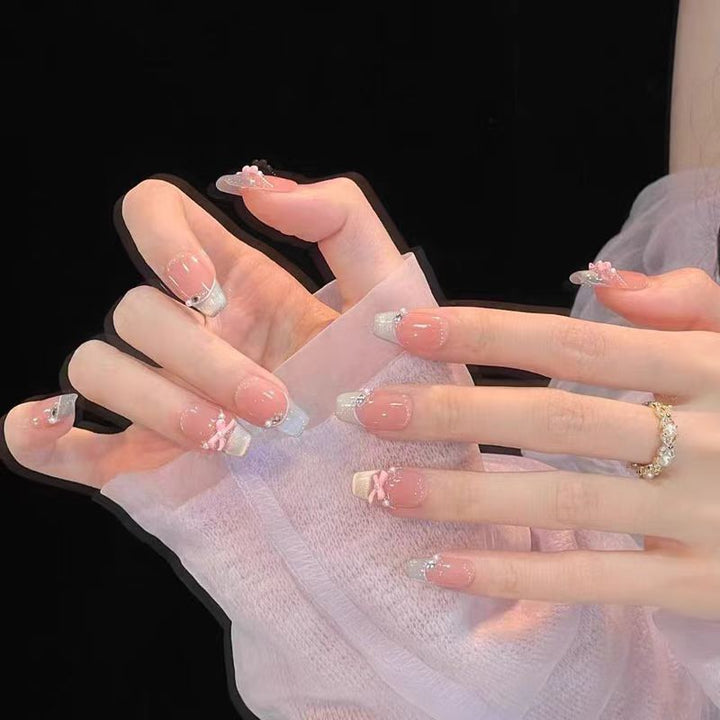 Elegante französische Tipp-Nagelverlängerungen mit floralen Akzenten