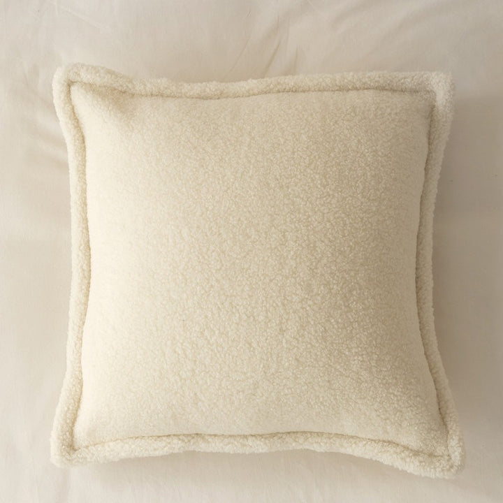 Dekoratives Teddy‑Fleece‑Kissen mit wattierter Füllung und Kedernaht