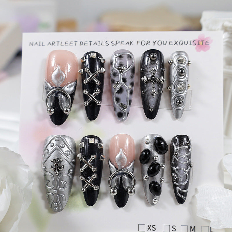 Kunstnagelset mit eleganten 3D-Verzierungen und stilvollen Akzenten Karnz