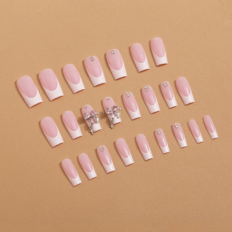 Kunstnagelset mit luxuriösen French-Spitzen und eleganten Verzierungen Karnz