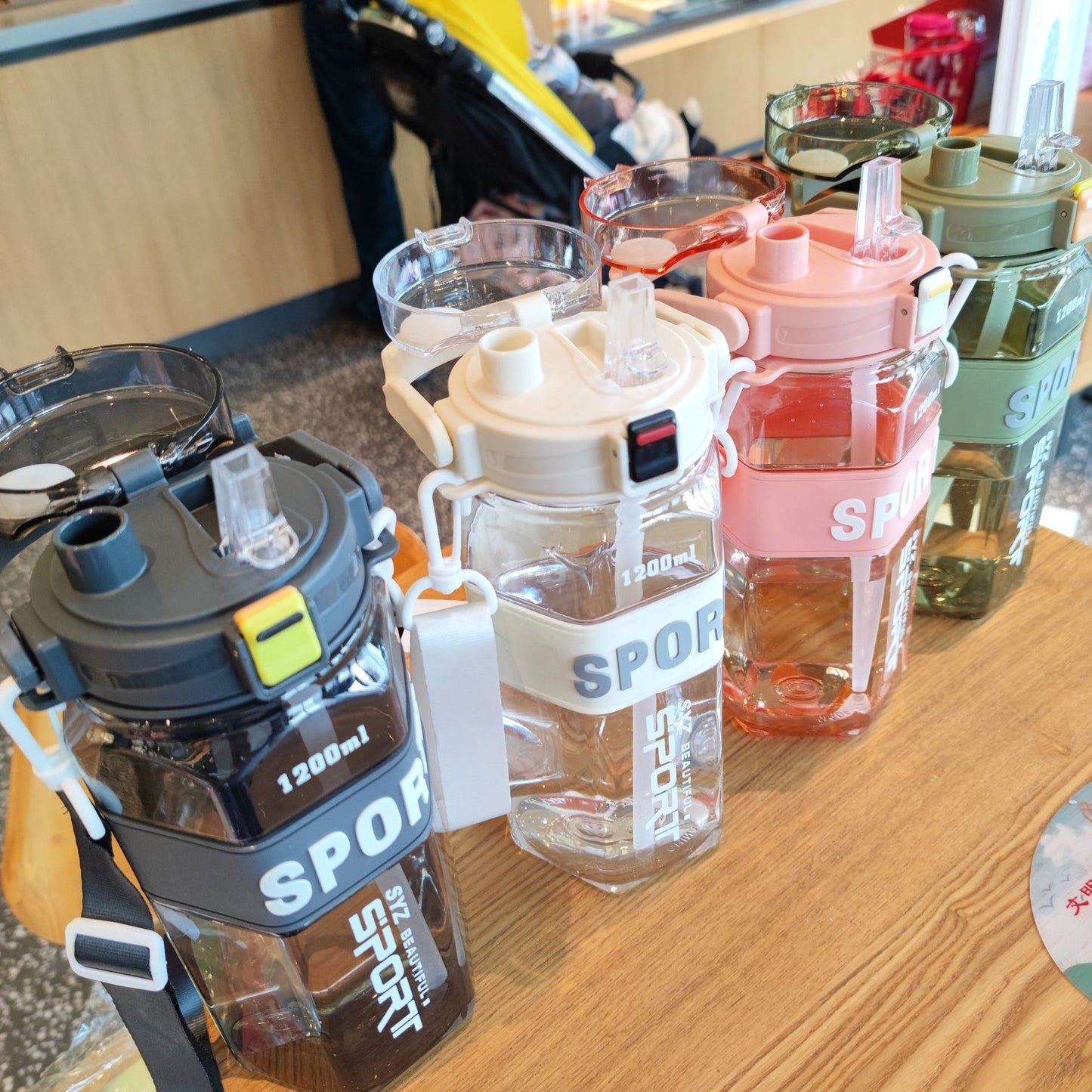Damen Sportliche Wasserflasche mit praktischem Tragesystem Karnz