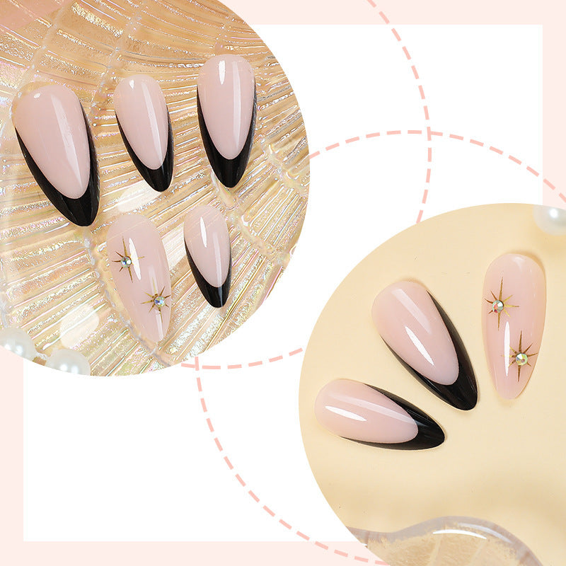 Kunstnagelset mit elegantem Schwarz-Weiß-Design und goldenen Sternenakzenten Karnz