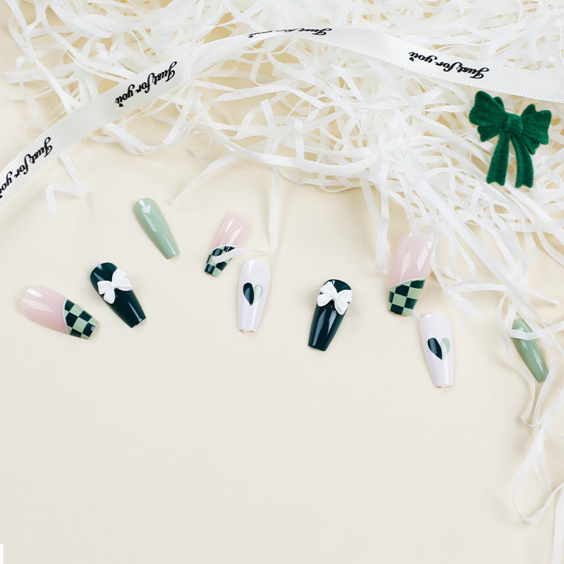 Künstliche Nagelverlängerungen mit kreativem Design und Glitzerakzenten Karnz