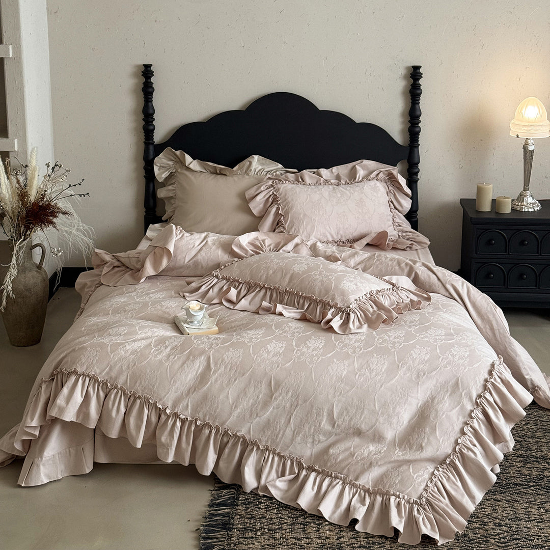 Jacquard-Bettwäschegarnitur mit voluminöser Volant-Rüsche und floraler Ton-in-Ton-Struktur Karnz