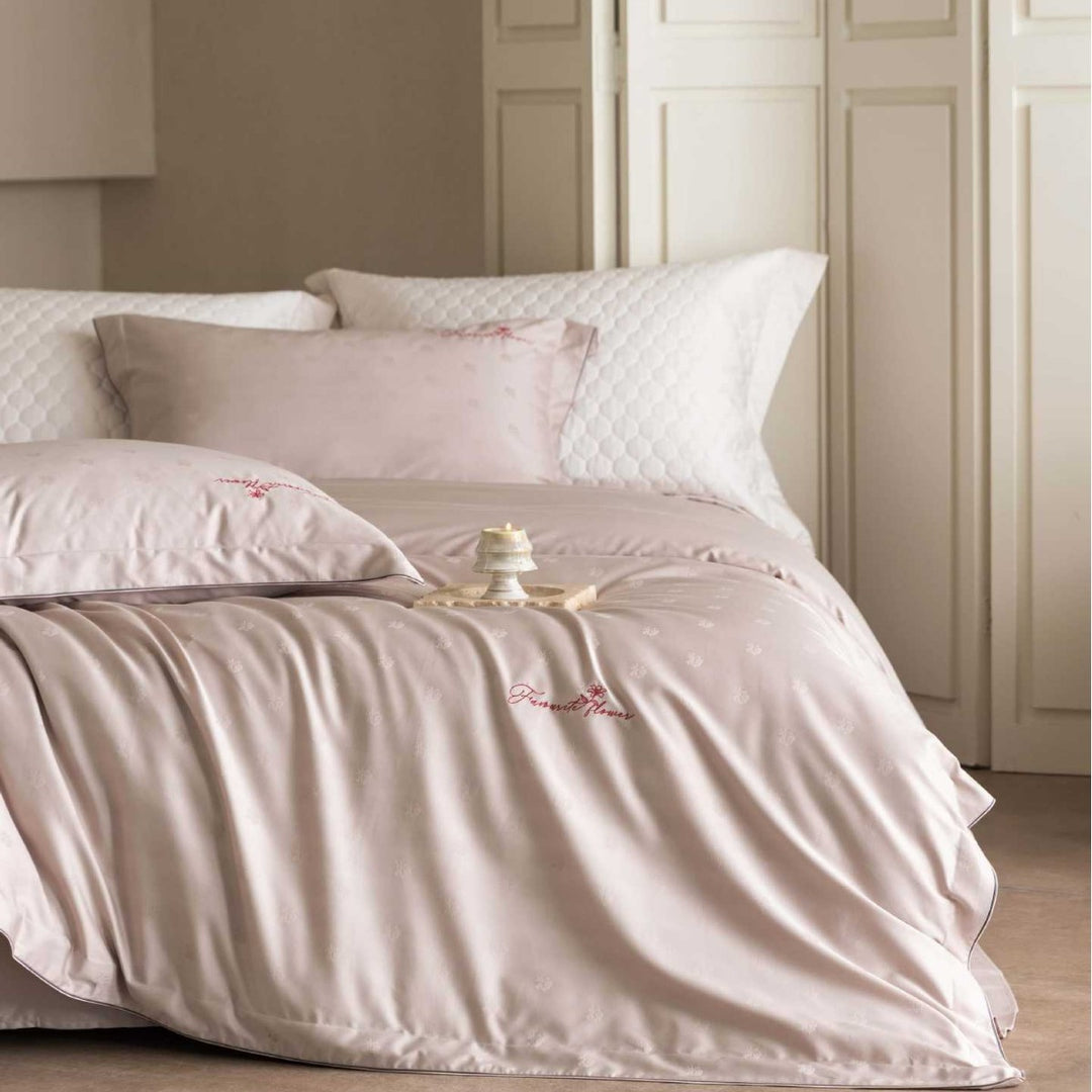 Luxuriöses Satin-Bettwäsche-Komplettset mit wattierter Überdecke und zarter Logo-Stickerei