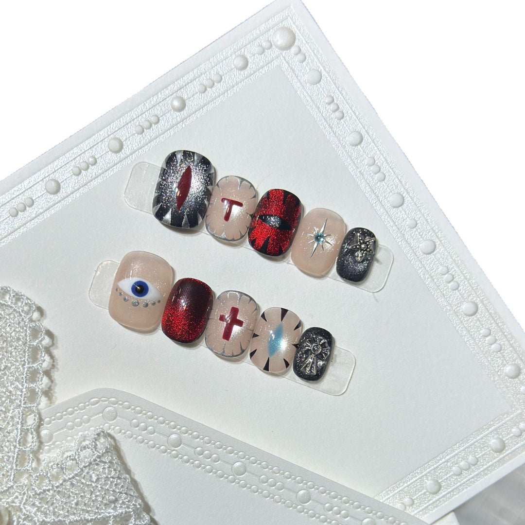 Künstlerisches Press-On Nail Design Set mit einzigartigen symbolischen Akzenten Karnz