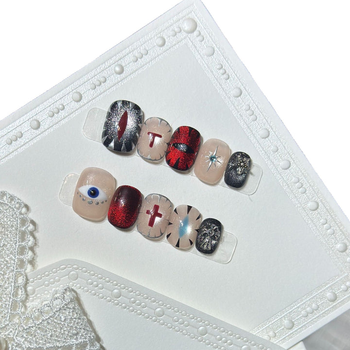 Künstlerisches Press-On Nail Design Set mit einzigartigen symbolischen Akzenten Karnz