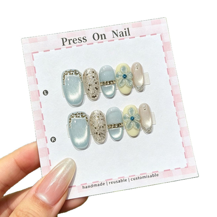 Handgemachter Press-On Nagelset mit Blumen- und Glitzerverzierungen