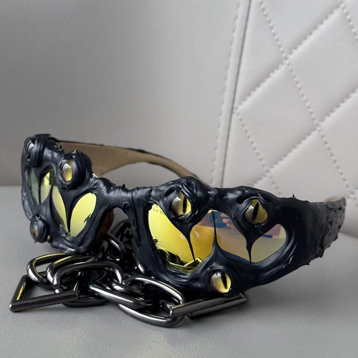 Damen extravagante Sonnenbrille mit einzigartigem Rahmen und auffälligem Detail Karnz