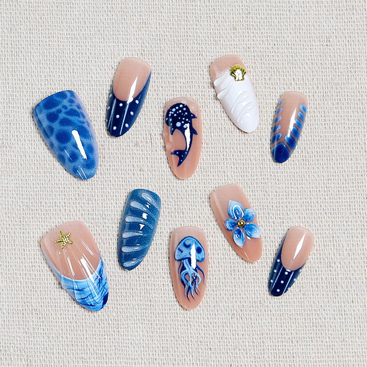 Kunstnägel mit maritimem Design und 3D-Blumenakzenten Karnz