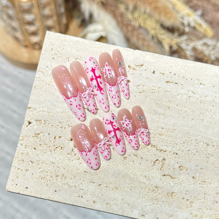 Künstlerisches Stiletto Press-On Nail Set mit Herz- und Schleifen-Design Karnz