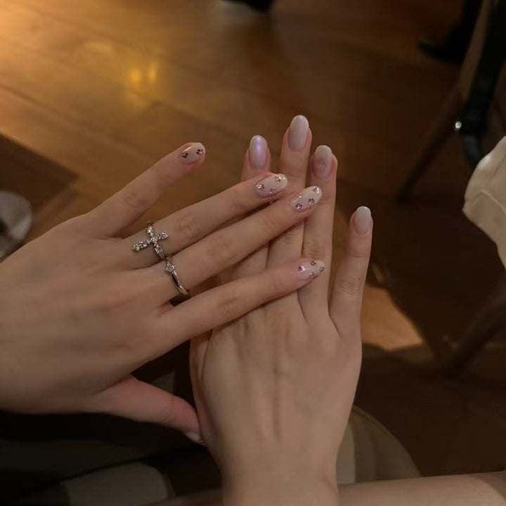 Elegantes Press-On-Nagelkunst-Set mit floralen Akzenten  1791773683