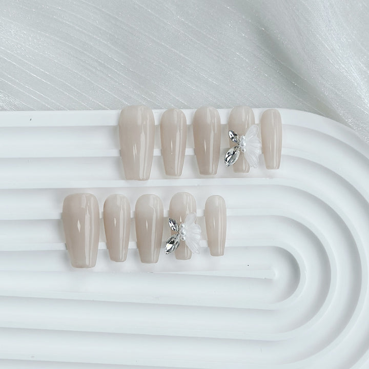 Elegantes Press-On-Nagel-Set mit floralen Akzenten