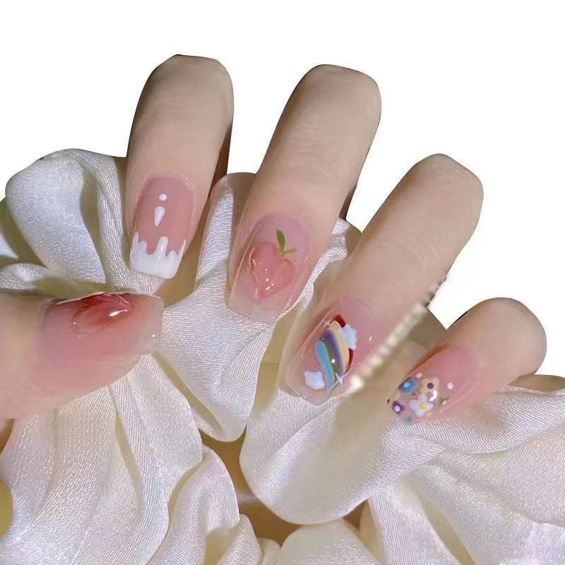 Kunstvolle Nagelkunst mit Schmetterlings- und Perlendetails Karnz