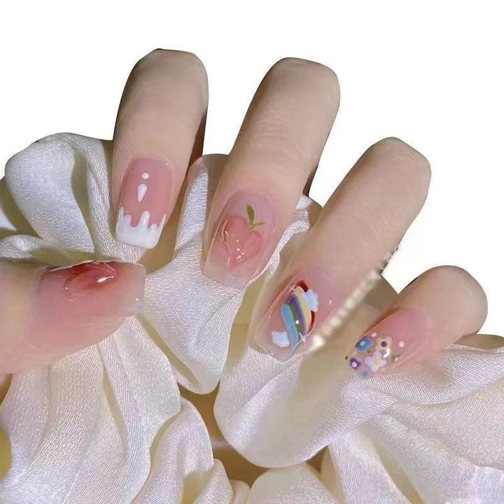Kunstvolle Nagelkunst mit Schmetterlings- und Perlendetails Karnz
