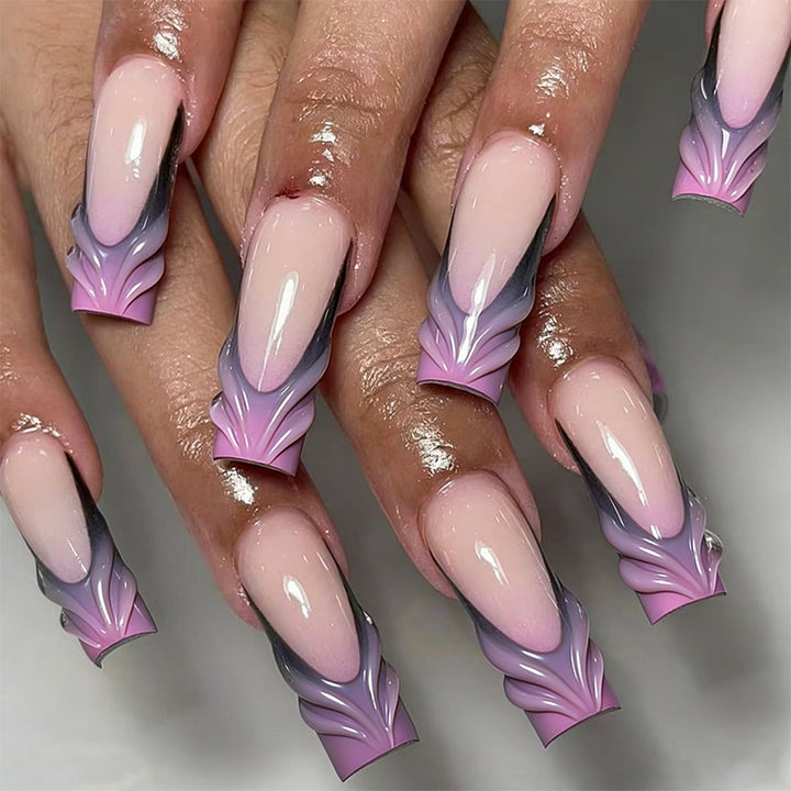 Kreative Nagelspitzen mit eleganten Spitzen Karnz