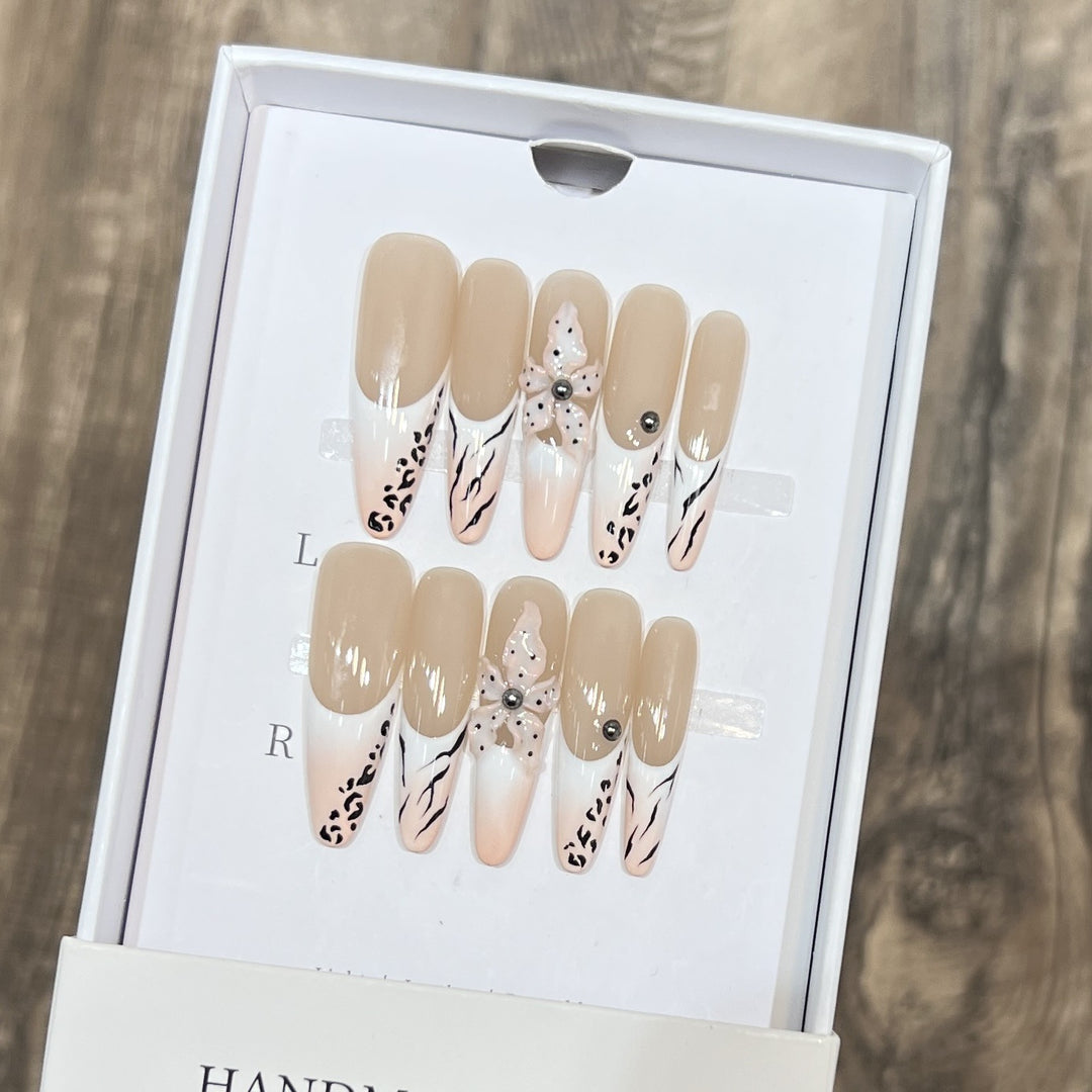 Künstlerisches Stiletto-Nagelkunst-Set mit eleganten Dekorationselementen Karnz