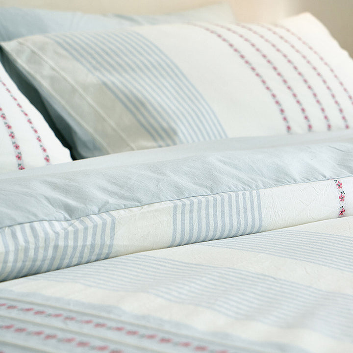 Baumwoll-Bettwäsche-Set mit bestickten Streifen und feiner Percale-Qualität