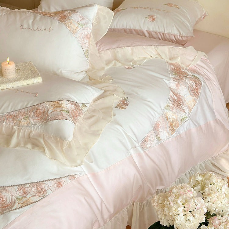 Romantisches Rüschen-Baumwoll-Satin Bettbezug-Set mit handbestickten Rosettenpaneelen & Rüschbettwäsche