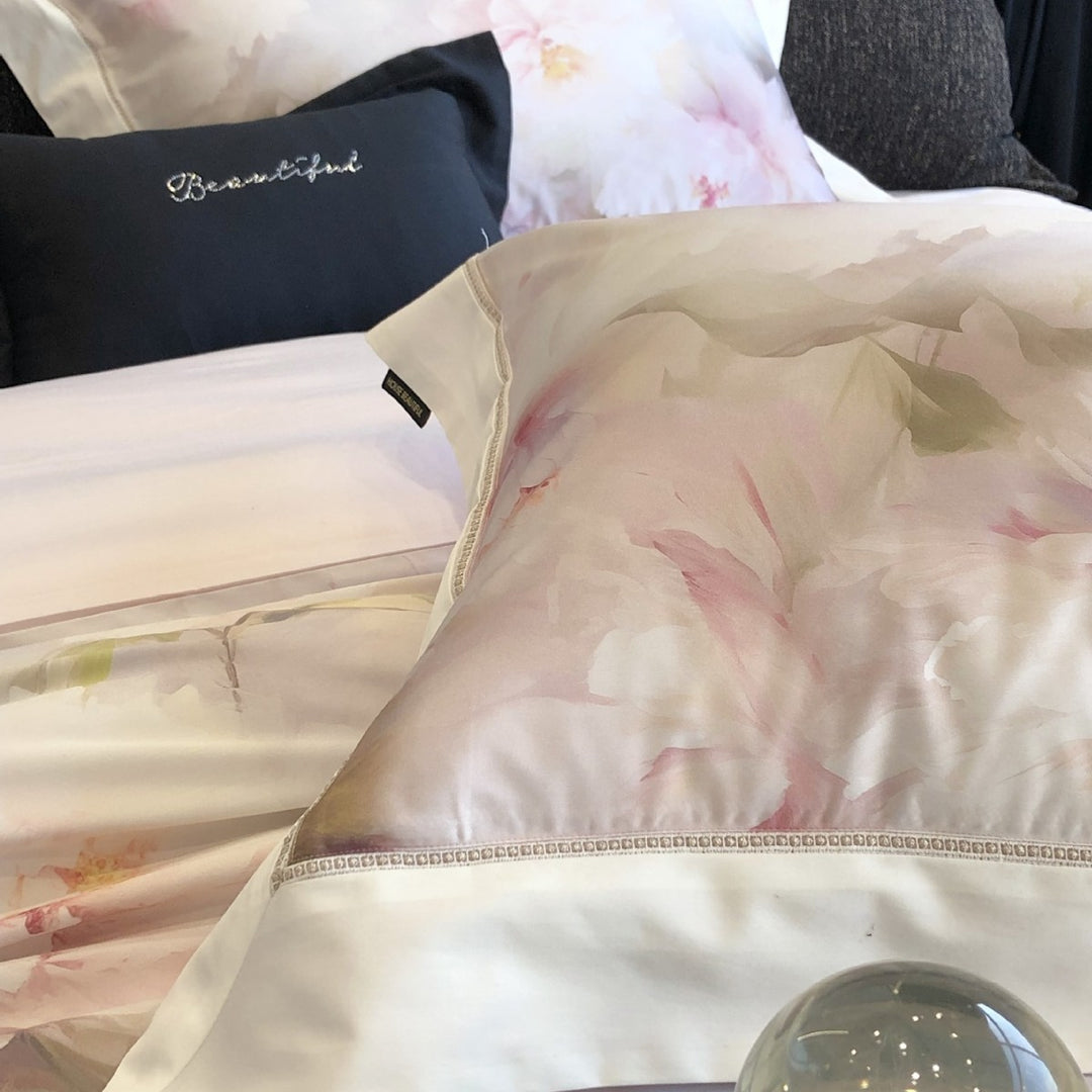 Luxuriöses Floral Satin Bettwäsche Set mit gesticktem Saum