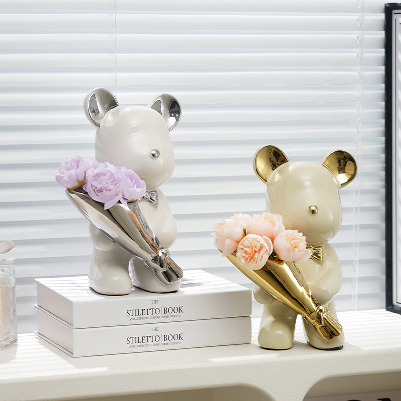 Dekorative Bärenfigur mit Blumenstrauß für Zuhause