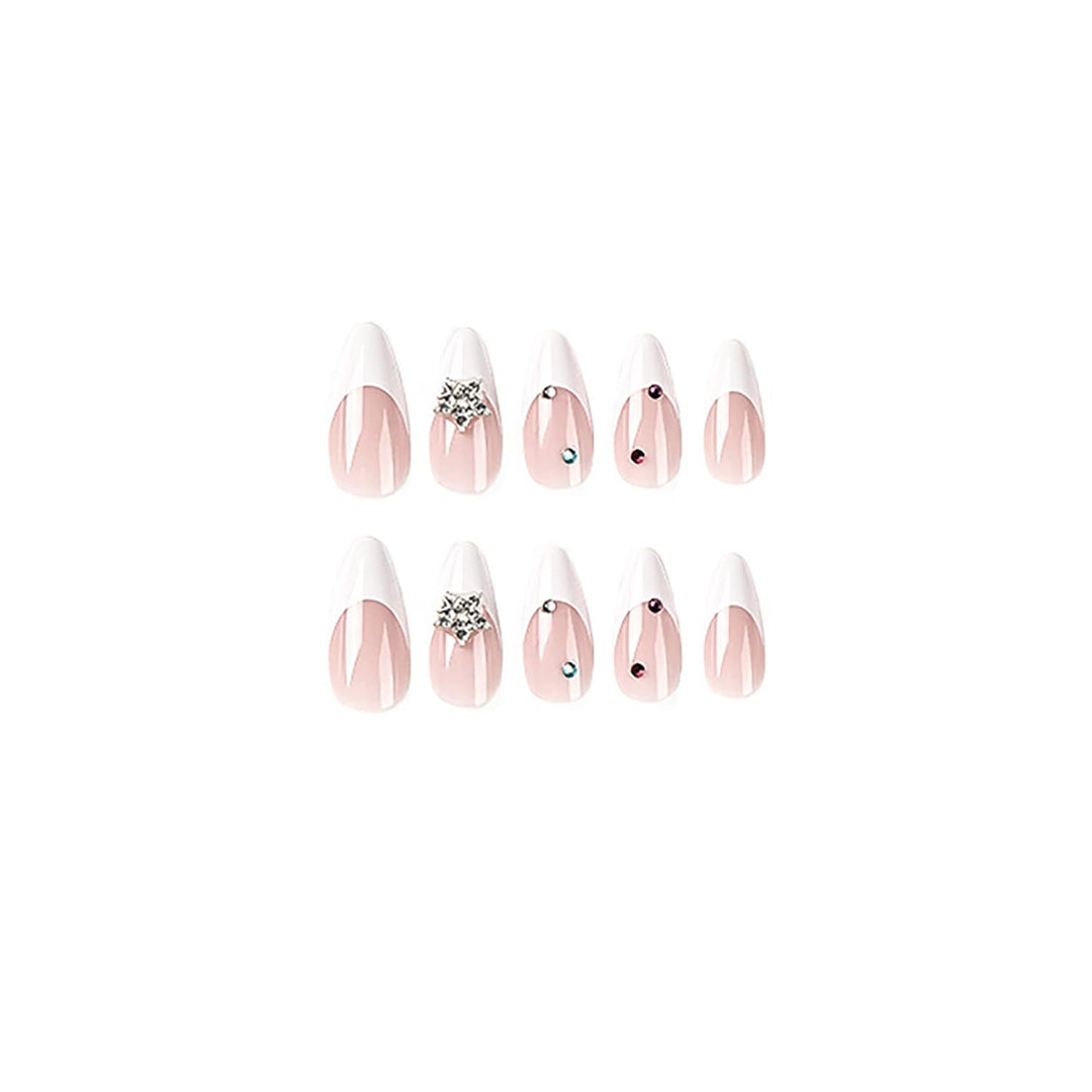Kunstnagelset mit eleganter französischer Spitze und funkelnden Akzenten Karnz