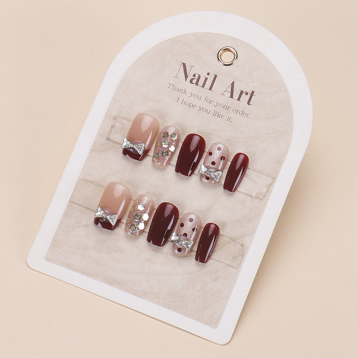 Elegantes Press-On-Nageldesign mit Strassakzenten Karnz