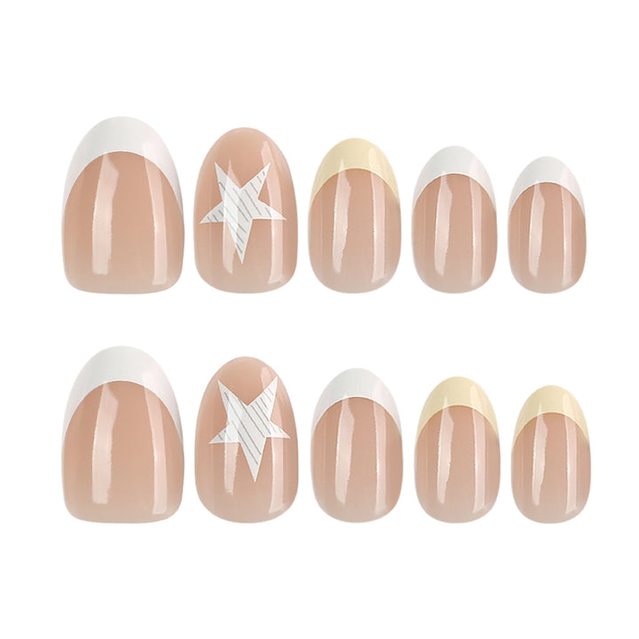 Elegante Kunstnägel mit klassischem French-Tip und detailreichem Sternenmotiv Karnz