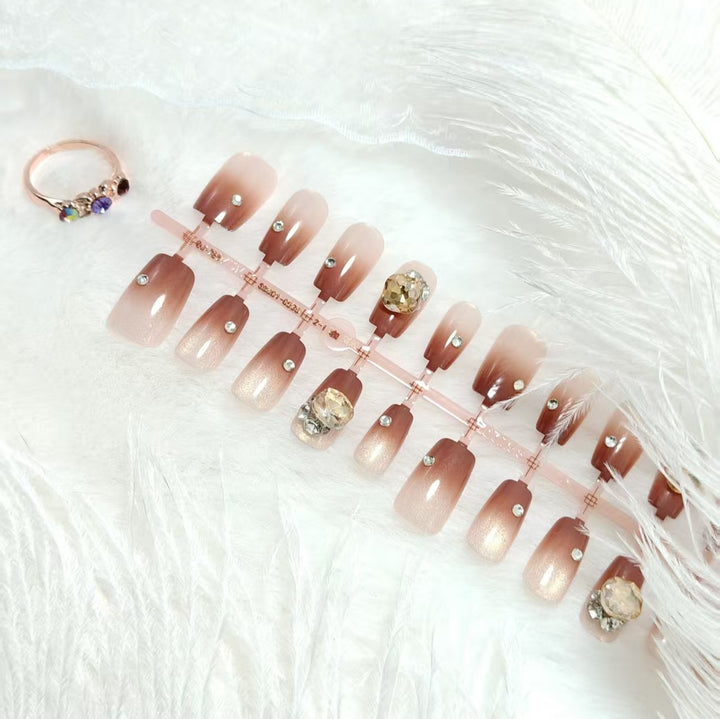 Kunstnägel im eleganten Ombre-Stil mit strassverzierten Applikationen Karnz