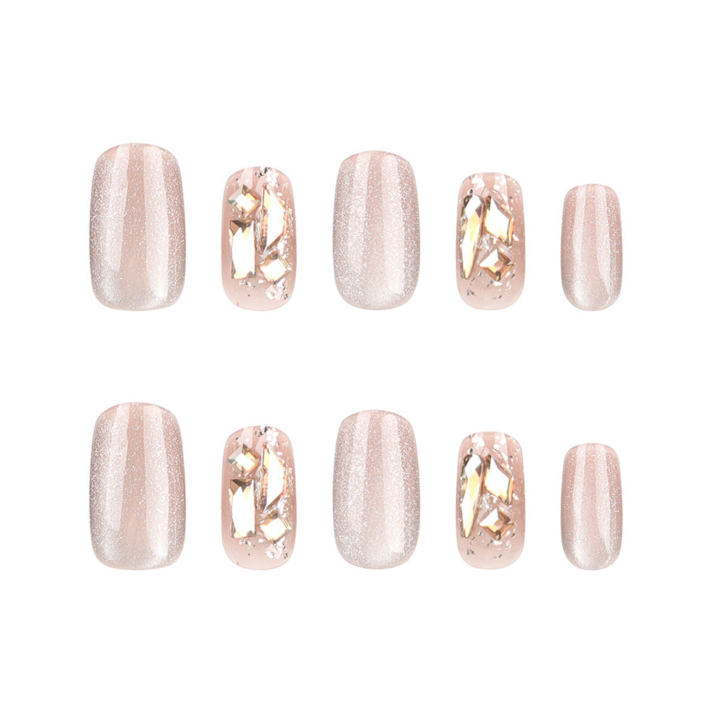 Elegante Nagelkunst mit glänzenden Akzenten Karnz