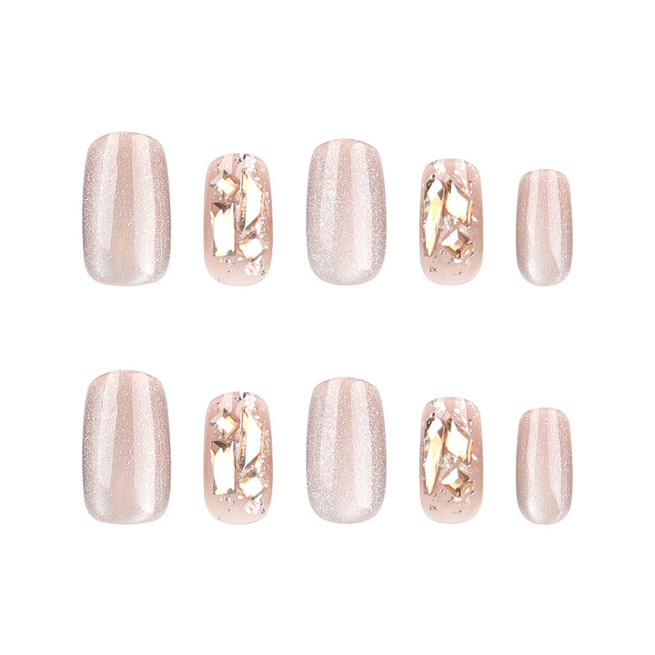 Elegante Nagelkunst mit glänzenden Akzenten Karnz