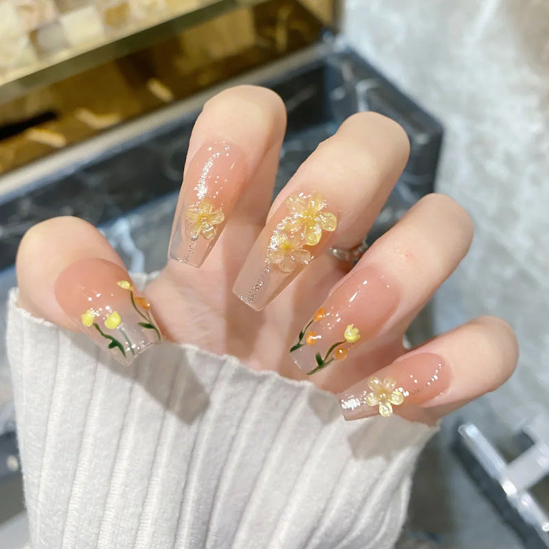 Kunstnagelset mit eleganten Glitzerverzierungen und schimmernden Akzenten Karnz